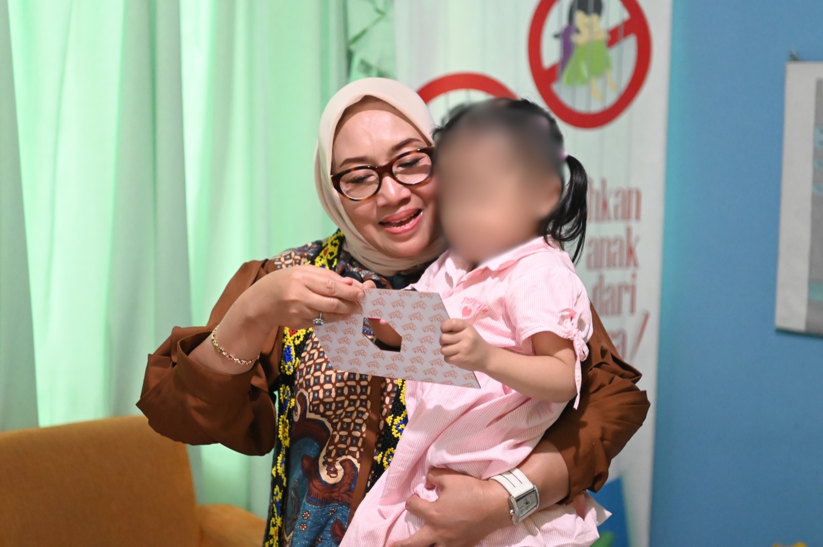 MenPPPA Kunjungi Bocah Usia 2 Tahun Korban Kekerasan Seksual di Balikpapan