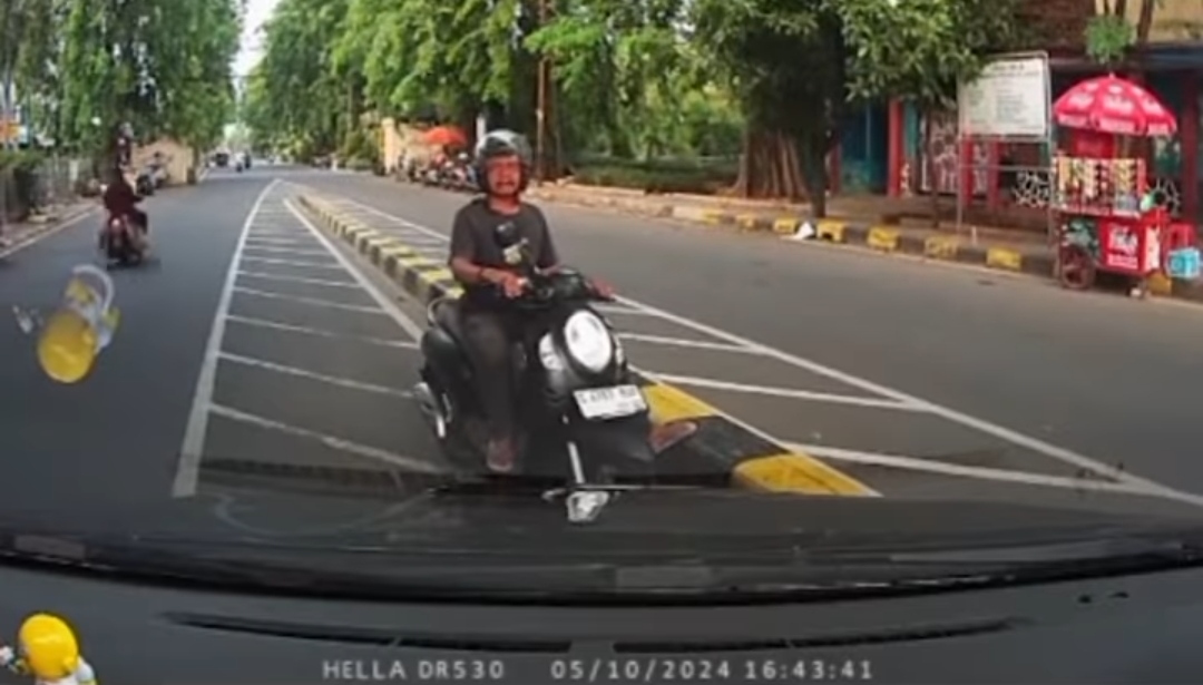 Viral Pemobil Ancam Tabrak Pemotor Gegara Lawan Arah di Jalur Perboden, Sempat Adu Mulut: Nggak Mundur Gua Tabrak Lu!