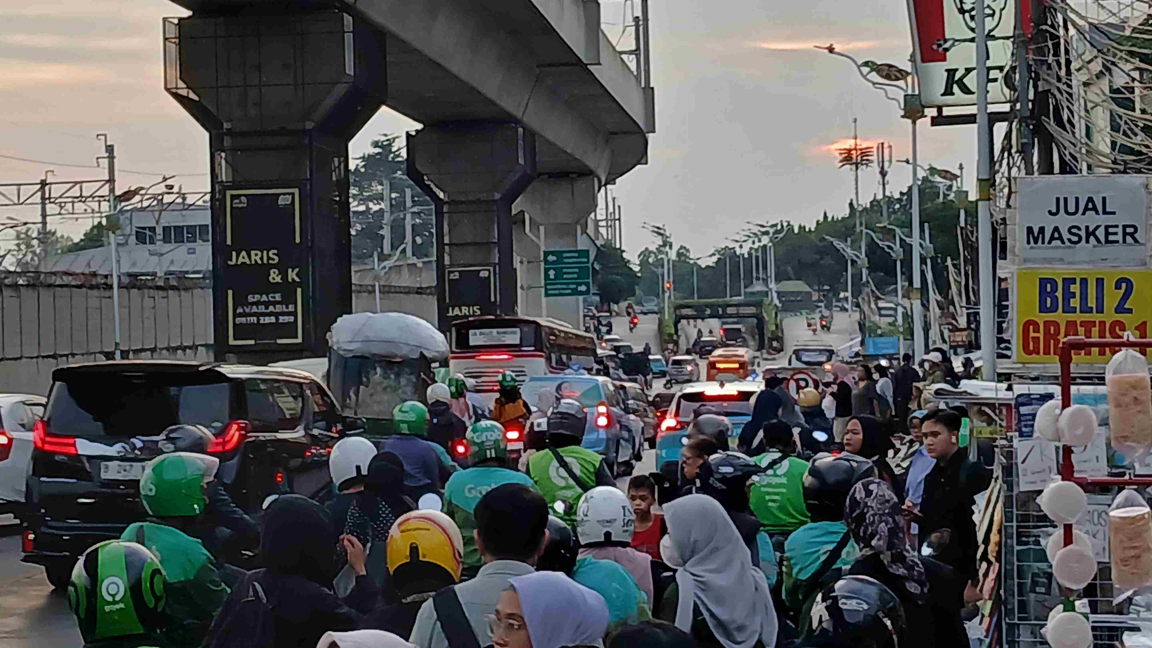 Driver Ojol Protes Keras Potongan Komisi 20 Persen, Pengamat Soroti Regulasi yang Longgar