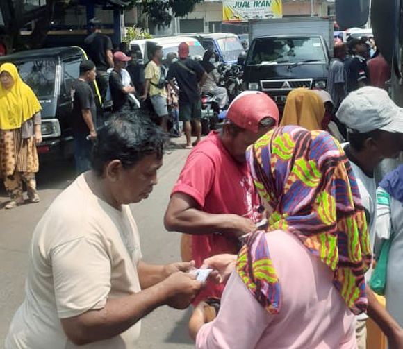 Warga Masih Berburu Minyak Goreng Curah