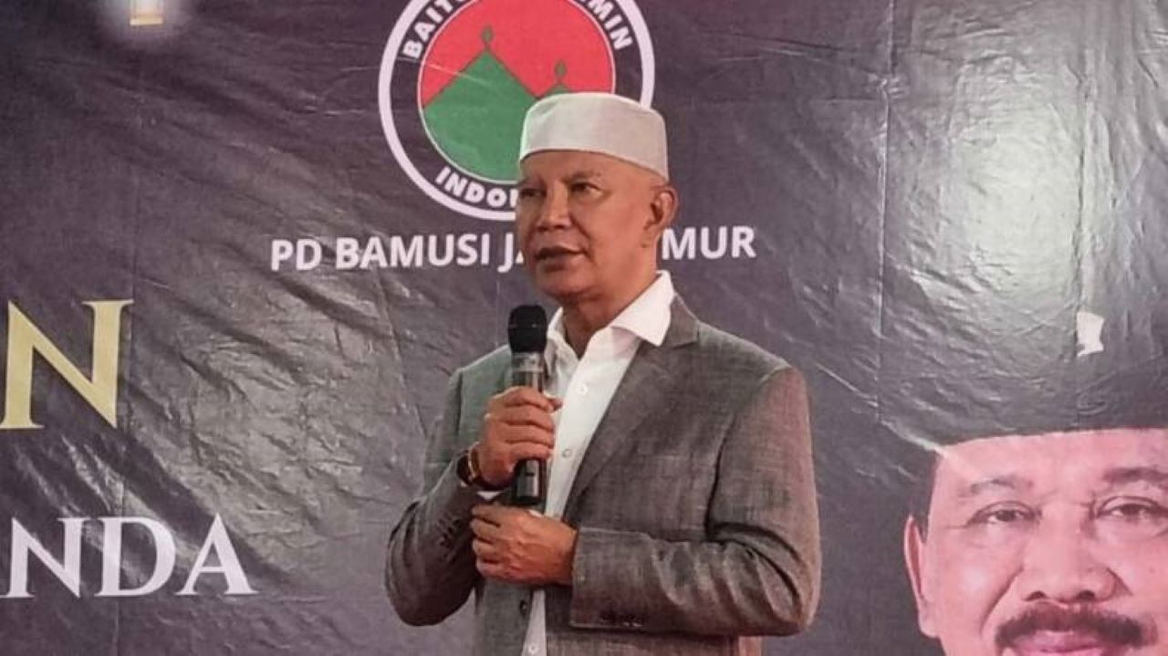 Ramadan, Said Abdullah Salurkan Zakat Mal ke Ribuan Jemaah Tarawih di Sumenep