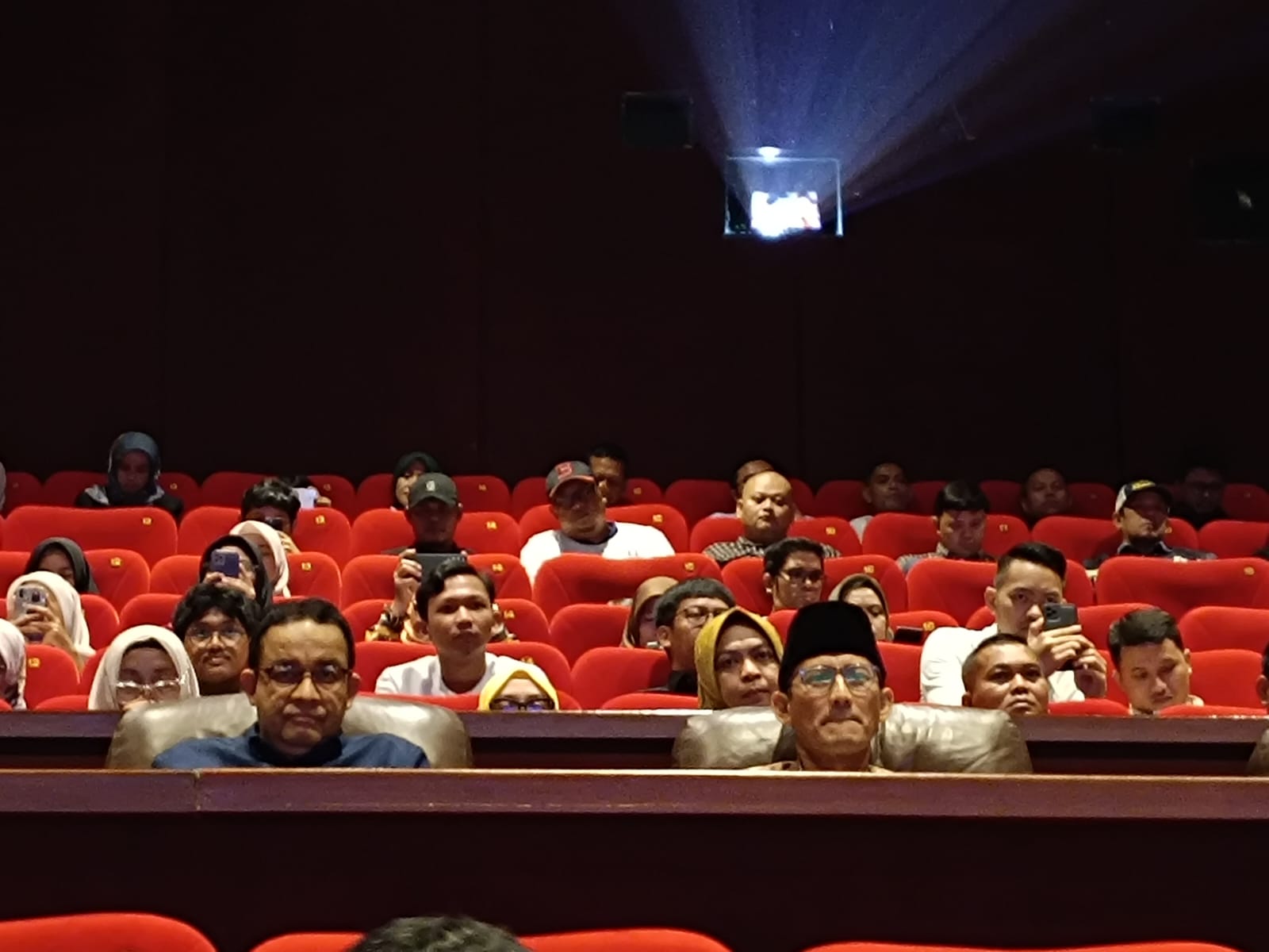 Potret Anies-Sandi Duduk Sebelahan Saat Nobar Film 'Lafran' hingga Tertawa Bareng