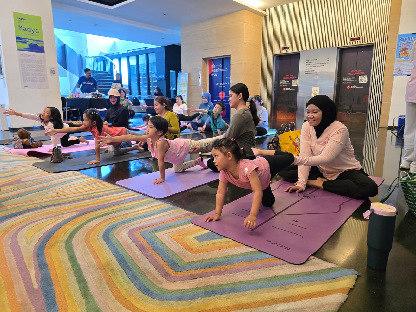 Mom & Kids Joyful Yoga di ARTOTEL TS Suites Surabaya, Pererat Kedekatan Ibu dan Anak Kebersamaan