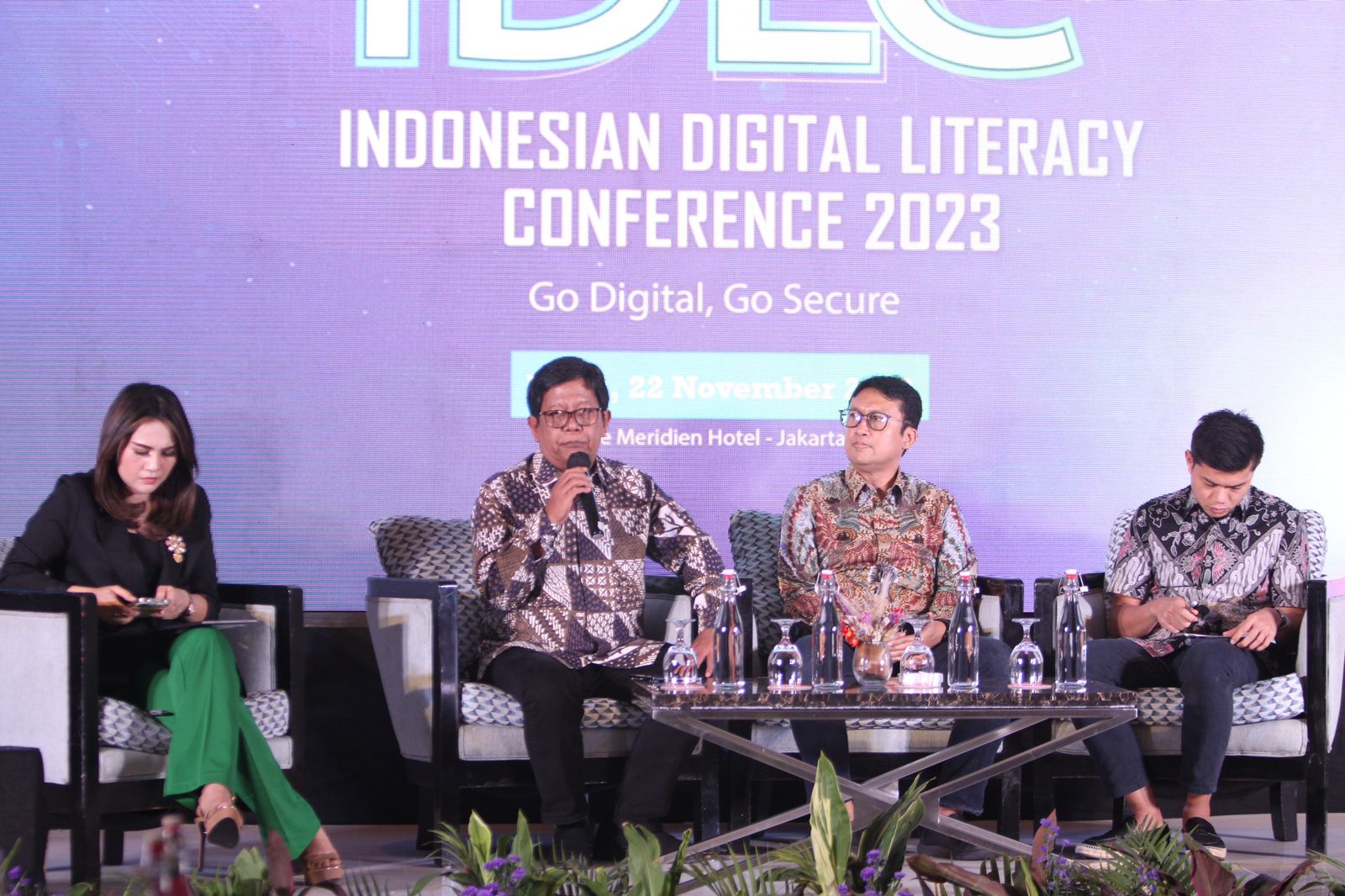 Bentuk Konferensi Literasi Digital, CFDL dan Warta Ekonomi Dukung Indonesia Mahir Digital