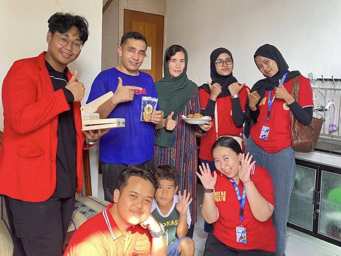 Dari Dapur Kecil, Tumbuh Harapan Besar: Mahasiswa KKN Ajak Imigran Belajar Wirausaha lewat Camilan Pastel