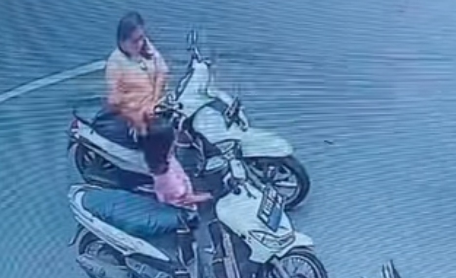 Viral Emak-emak di Kemayoran Suruh Putrinya Curi Hp di Dasbor Motor, Polisi: Kami Cek!