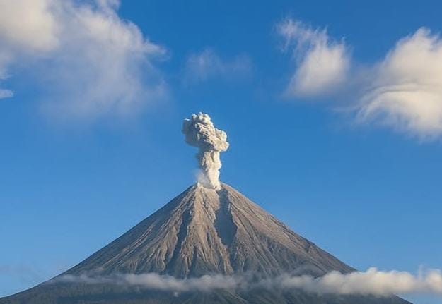 Semeru Siaga: Erupsi 3 Kali Beruntun, Warga Dilarang Beraktivitas di Radius 5 Km