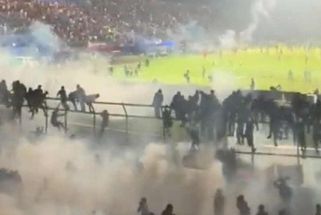Viral Obrolan Fans Arema Desak Oknum Polisi Jangan Tembak Gas Air Mata, Videonya Heboh di Medsos