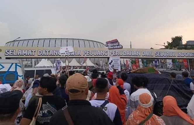 Banyak Kendala Menuju ke JIS, Pendukung AMIN Tak Gentar karena Kecintaan pada Anies Mendorong Semangat Mereka Hadir