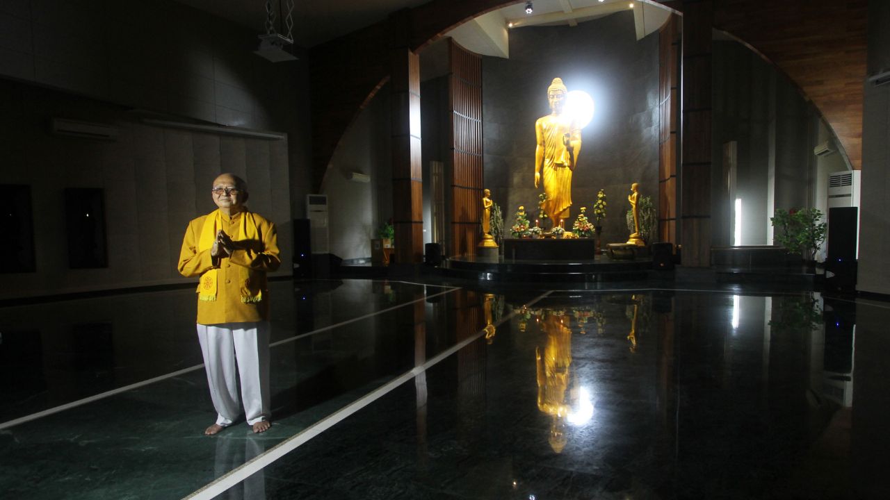 Jejak Spiritual Sangha Theravada di Vihara Dhammajaya Surabaya
