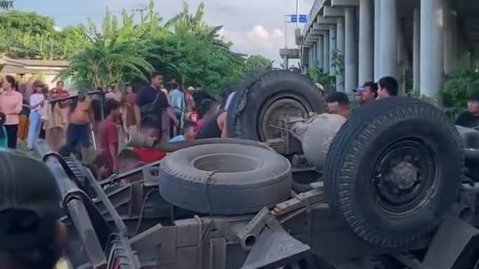 Truk Terjun Bebas di Tol Cibitung-Tanjung Priok, Dua Orang Terluka