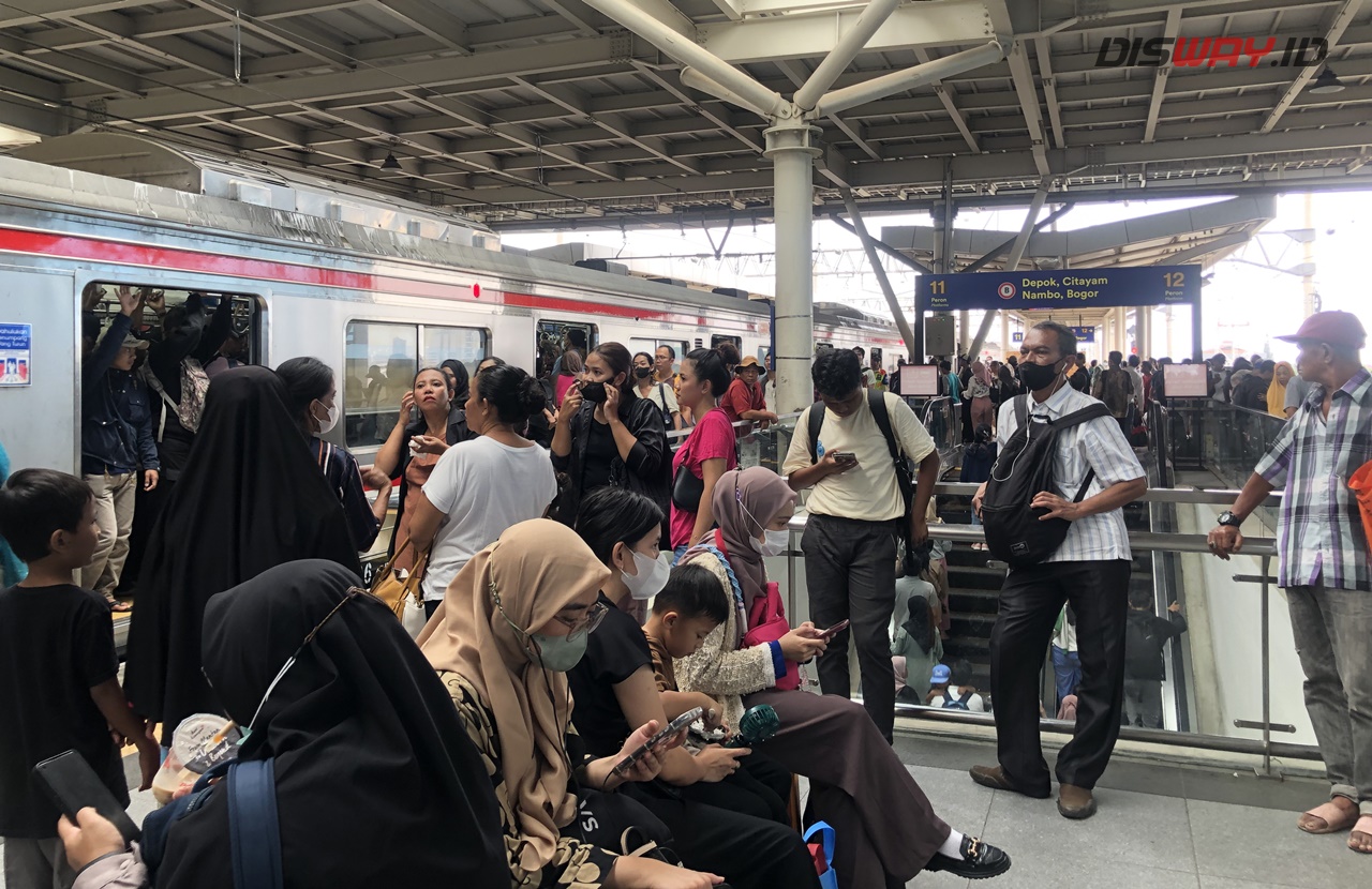 Warga Mulai Menuju Lokasi Pergantian Malam Tahun Baru, Begini Situasi Stasiun Manggarai