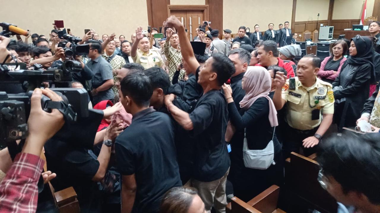 Empat Penyusup Nekat Masuk di Sidang Hasto, Kader PDIP Langsung Mengusir!