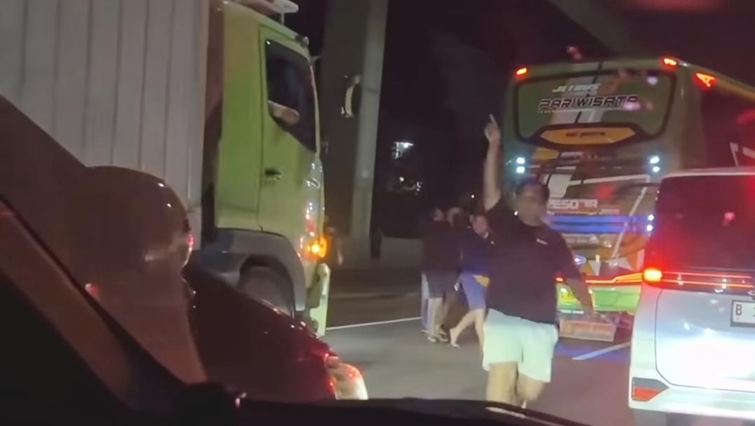 Ricuh Usai Persija vs Persebaya, Bus Bonek Dilempari Batu di Tol Japek KM 13