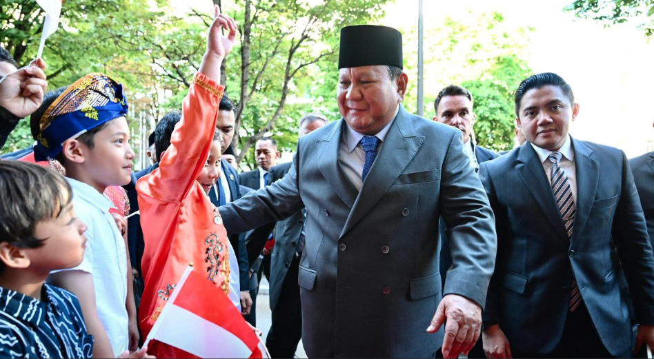 Presiden Prabowo Disambut Hangat Diaspora Indonesia Setibanya di Paris