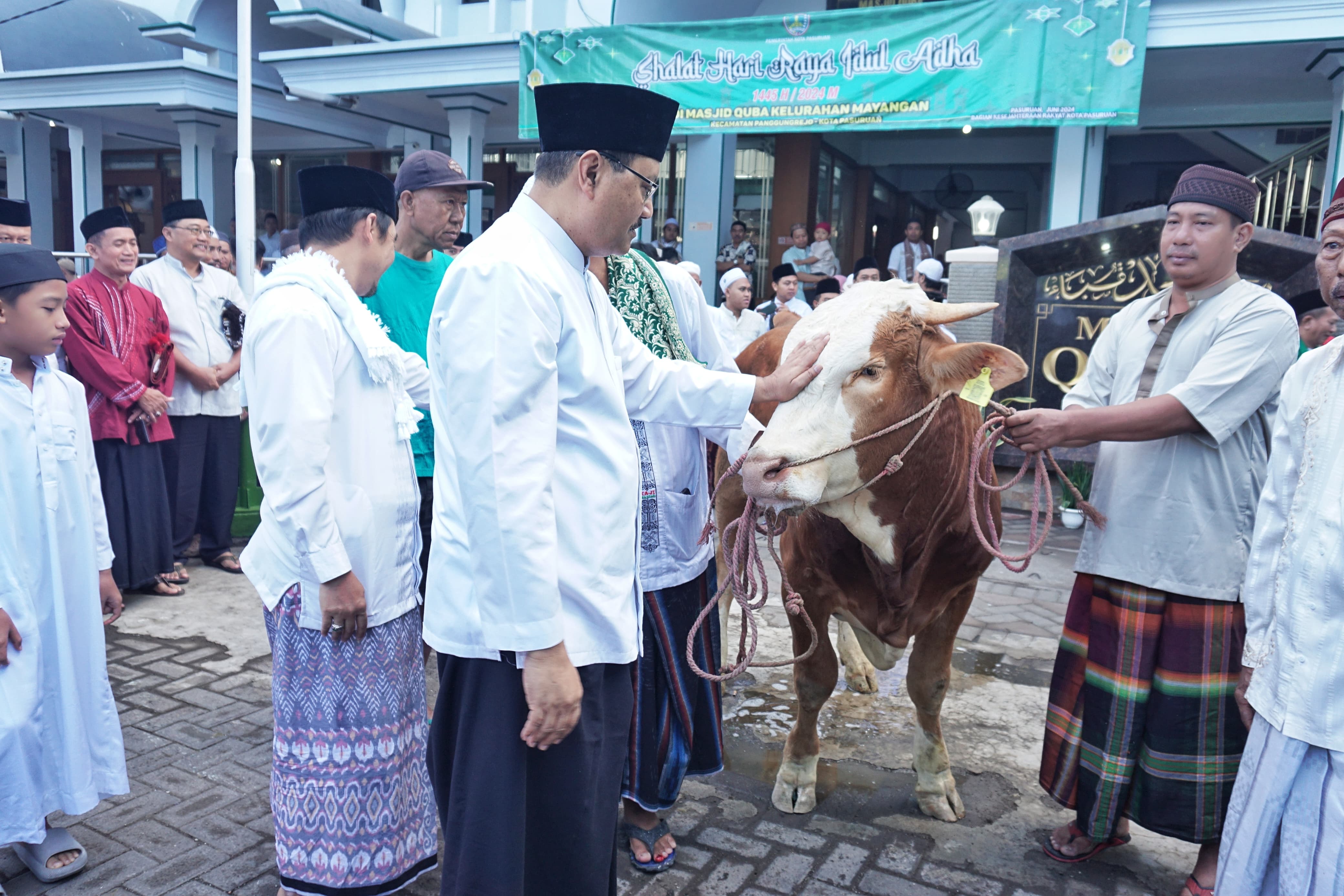 Idul Adha di Masjid Quba Pasuruan: Gus Ipul Serahkan 4 Ekor Sapi dan 83 Ekor Kambing Kurban secara Simbolis