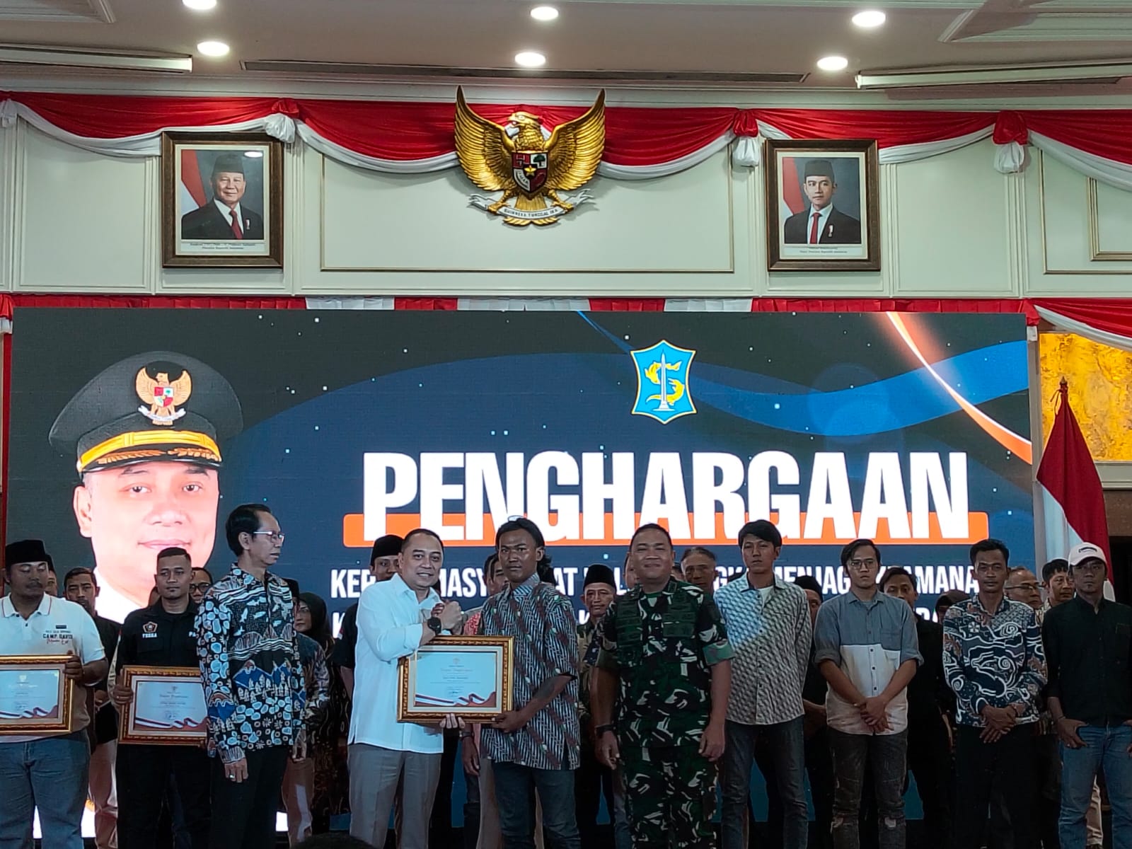 Eri Beri Penghargaan Kepada 37 Warga yang Dianggap Membantu Menjaga Keamanan Kota Saat Kerusuhan Agustus