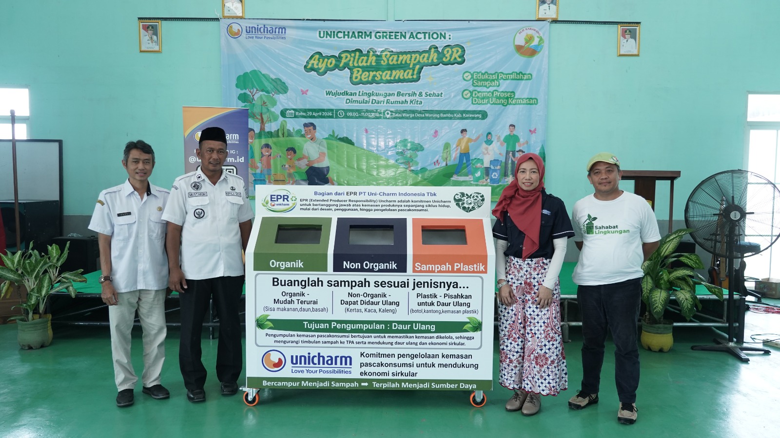 Wujudkan Bebas Sampah 2029, Unicharm Edukasi Warga Karawang soal Pilah Sampah
