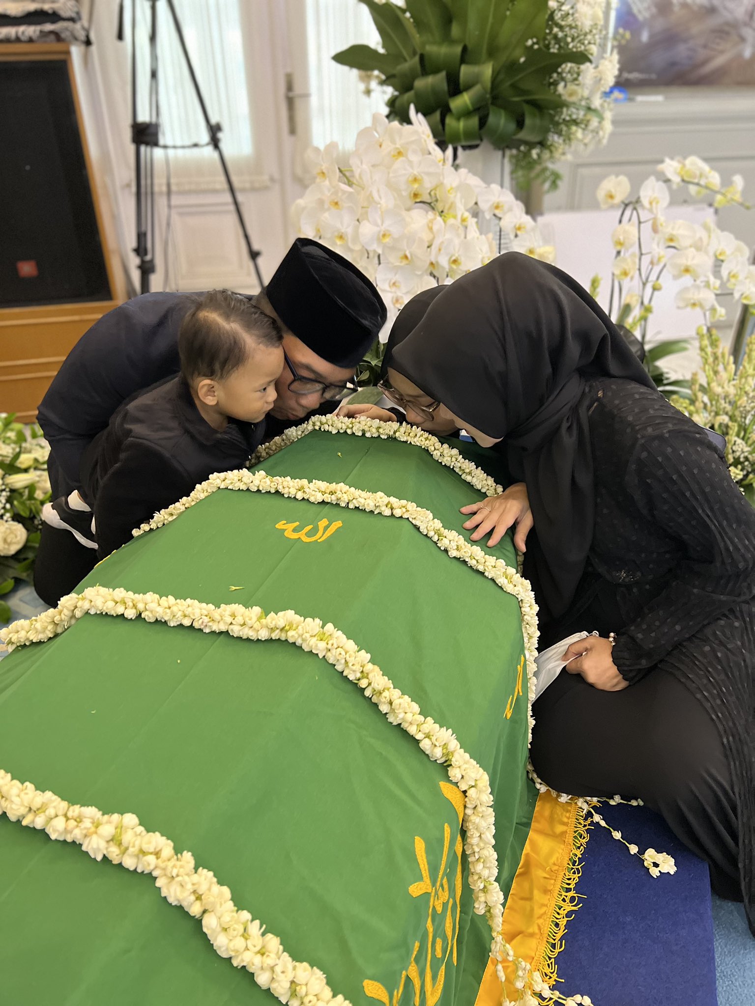 Ciuman Terakhir Ridwan Kamil dan Atalia Praratya di Peti Jenazah Eril: Selamat Jalan Anakku Sayang