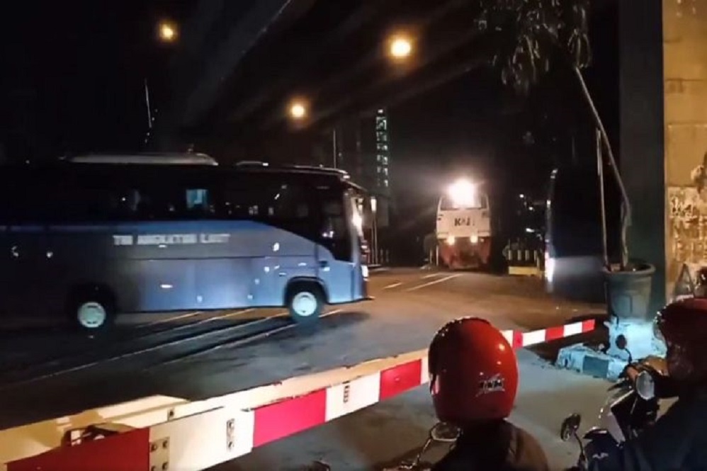 Ngeri! Video Viral Dua Bus TNI AL Nekat Terobos Palang Pintu Kereta, Nyaris Tertabrak Lokomotif