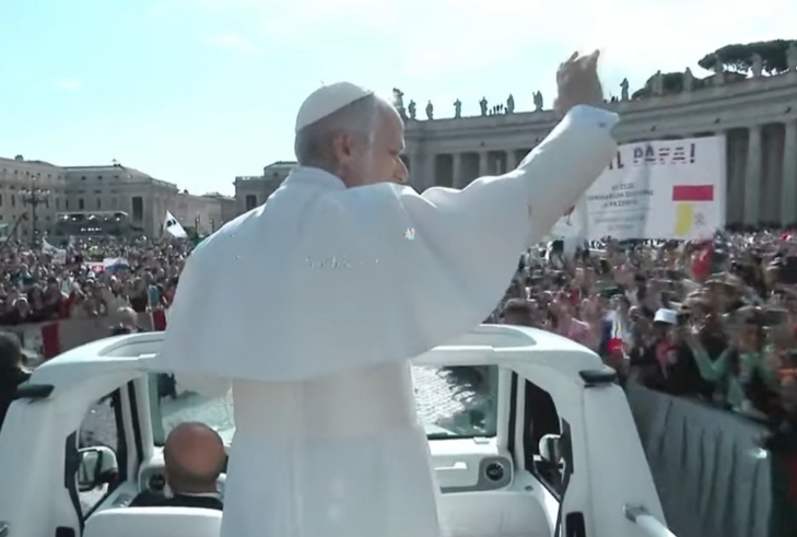 Tumpah Ruah! Popemobile Pelantikan Paus Leo XIV Disambut 150 Ribu Umat di Vatikan