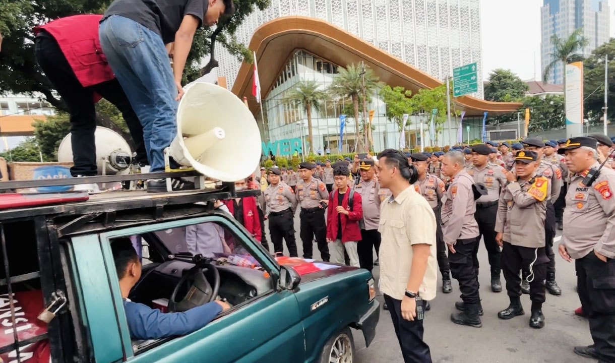 Dihadang ke Istana, Pendemo BEM UBK Paksa Terobos Blokade Polisi: Tabrak!   