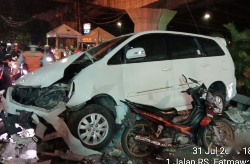 Akibat Pedal Gas Nyangkut, Toyota Innova Tabrak 6 Pemotor di Lampu Merah Fatmawati
