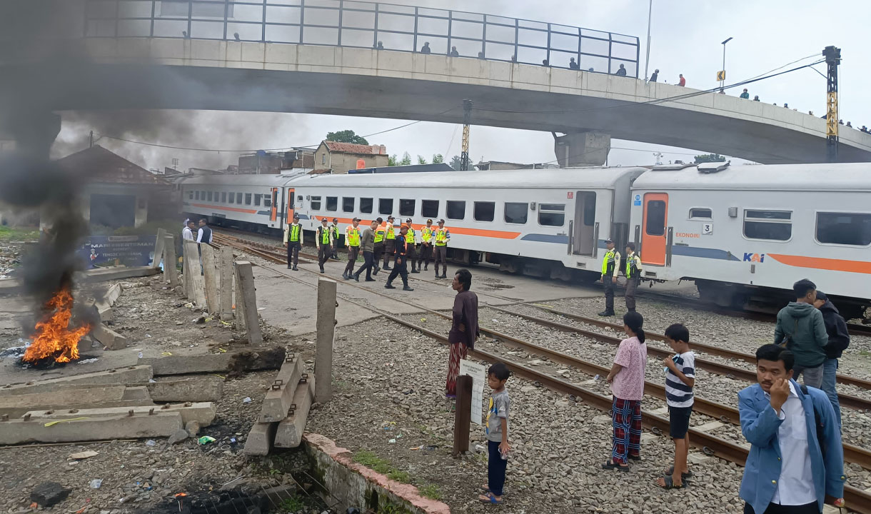 Baru Sebulan Ditutup KAI, Warga Demo dan Bongkar Pintu Penutupan Perlintasan Kereta di Ciroyom Bandung 