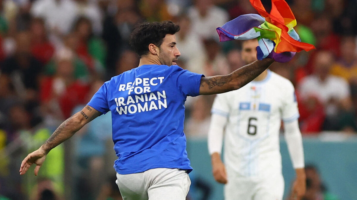 Presiden FIFA Selamatkan Pitch Invader Pembawa Bendera Pelangi