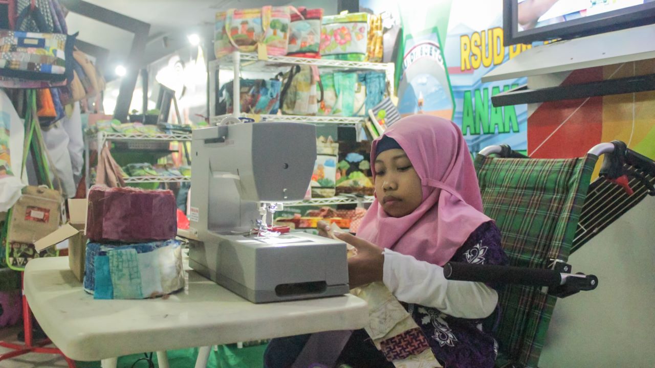 Dukung Kreativitas Tanpa Batas, Tiara Handicraft Surabaya Konsisten Merekrut Tenaga Kerja Disabilitas