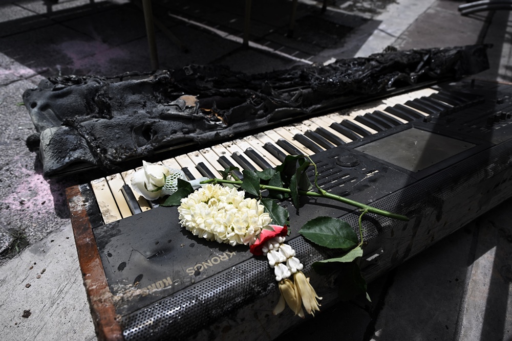 Kebakaran Terburuk dalam Dua Dekade di Thailand: Bunga di Keyboard, Pengingat 27 Nyawa