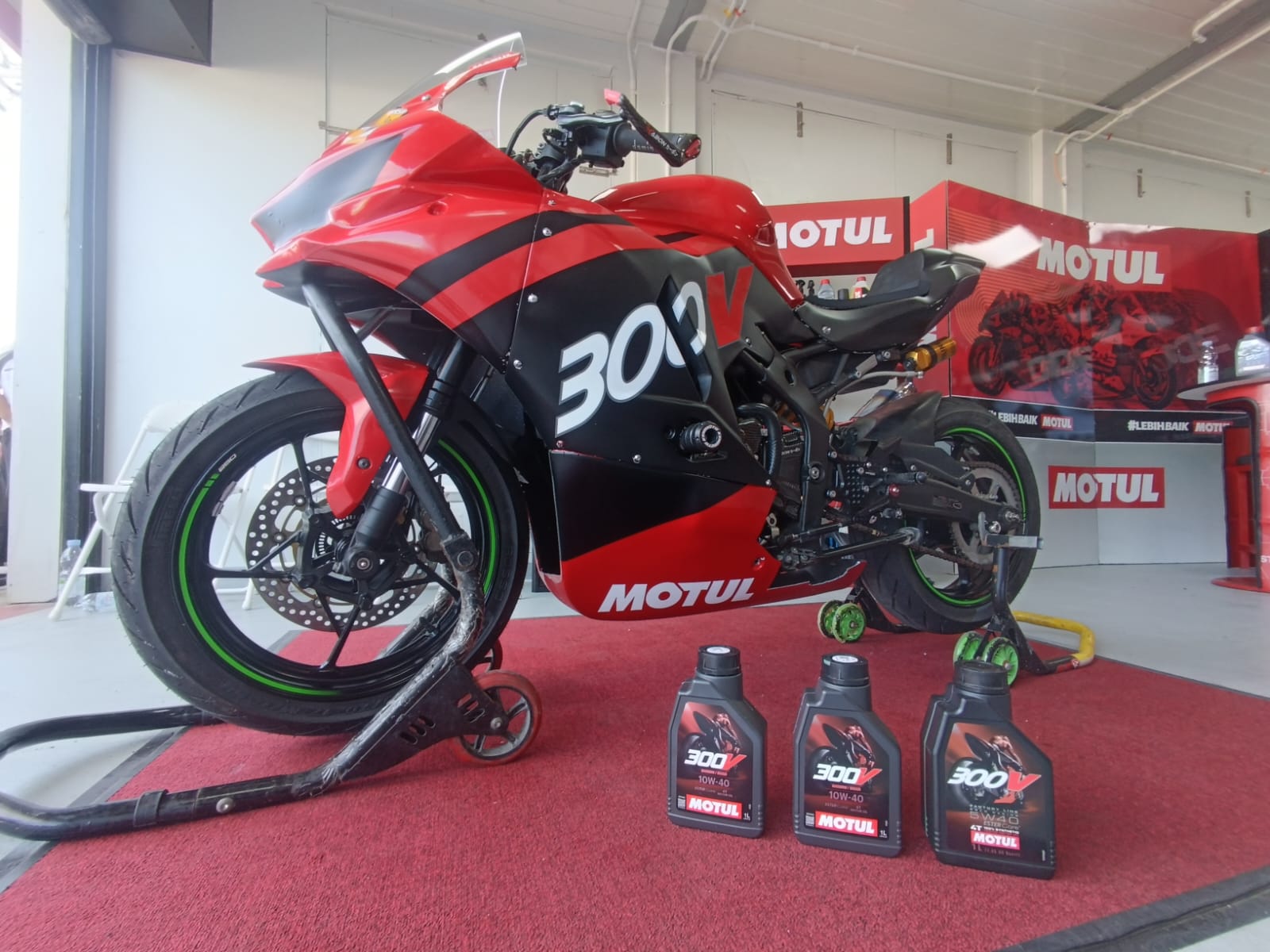 Oli Motul 300V dengan Teknologi Ester Core Resmi Meluncur di Sirkuit Mandalika