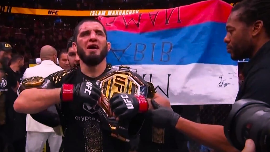 Bendera Rusia Terbalik Warnai Selebrasi Islam Makhachev di UFC 330