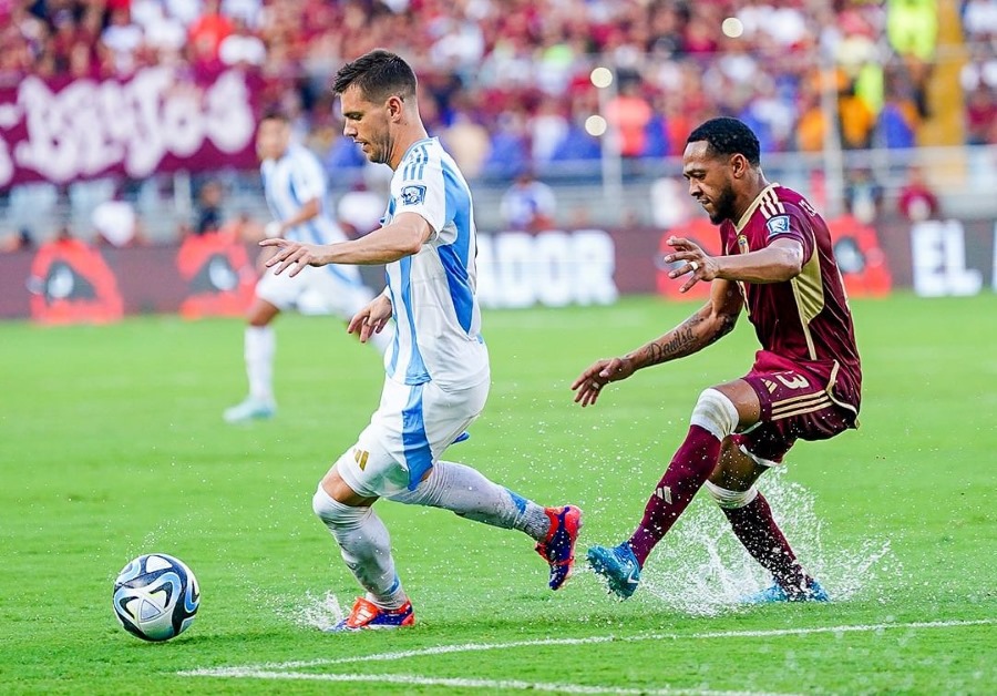 Messi Frustrasi di Venezuela! Argentina Tertahan 1-1 saat Sepak Bola Menjadi Sirkus Air