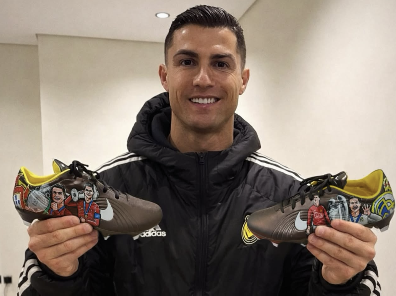 Momen Emosional Cristiano Ronaldo: Terima Hadiah Sepatu Khusus, Abadikan Karier dari Sporting hingga Al-Nassr