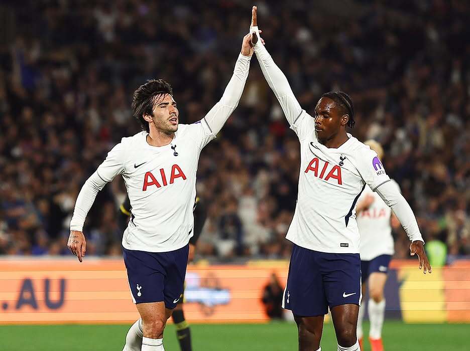 Gelandang baru Tottenham Sandro Tonali merayakan gol pada pertandingan pramusim melawan Chelsea.