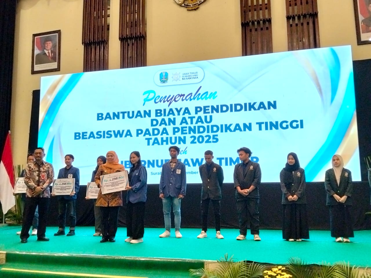 Pemprov Jatim Beri Ratusan Beasiswa Kepada Mahasiswa Keluarga Prasejahtera
