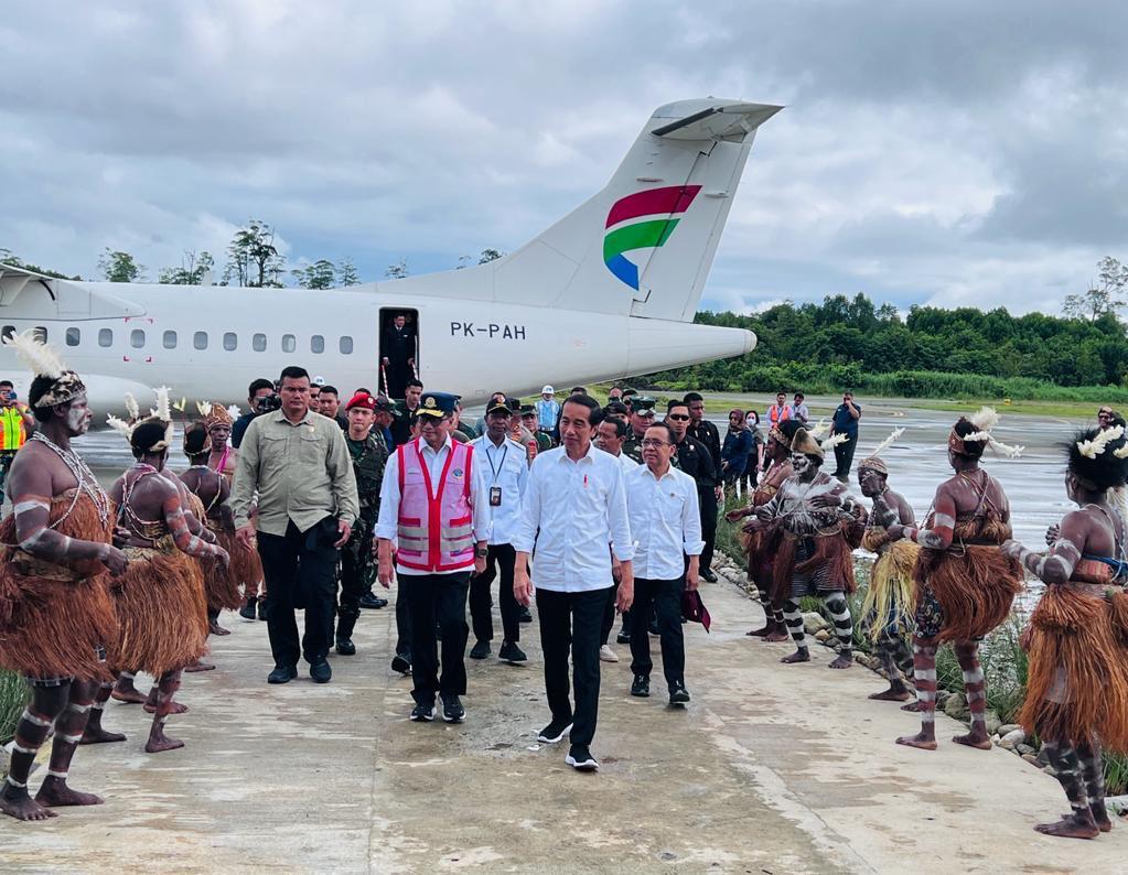 Bandara Ewer Sambung Timika, Kamur, dan Merauke