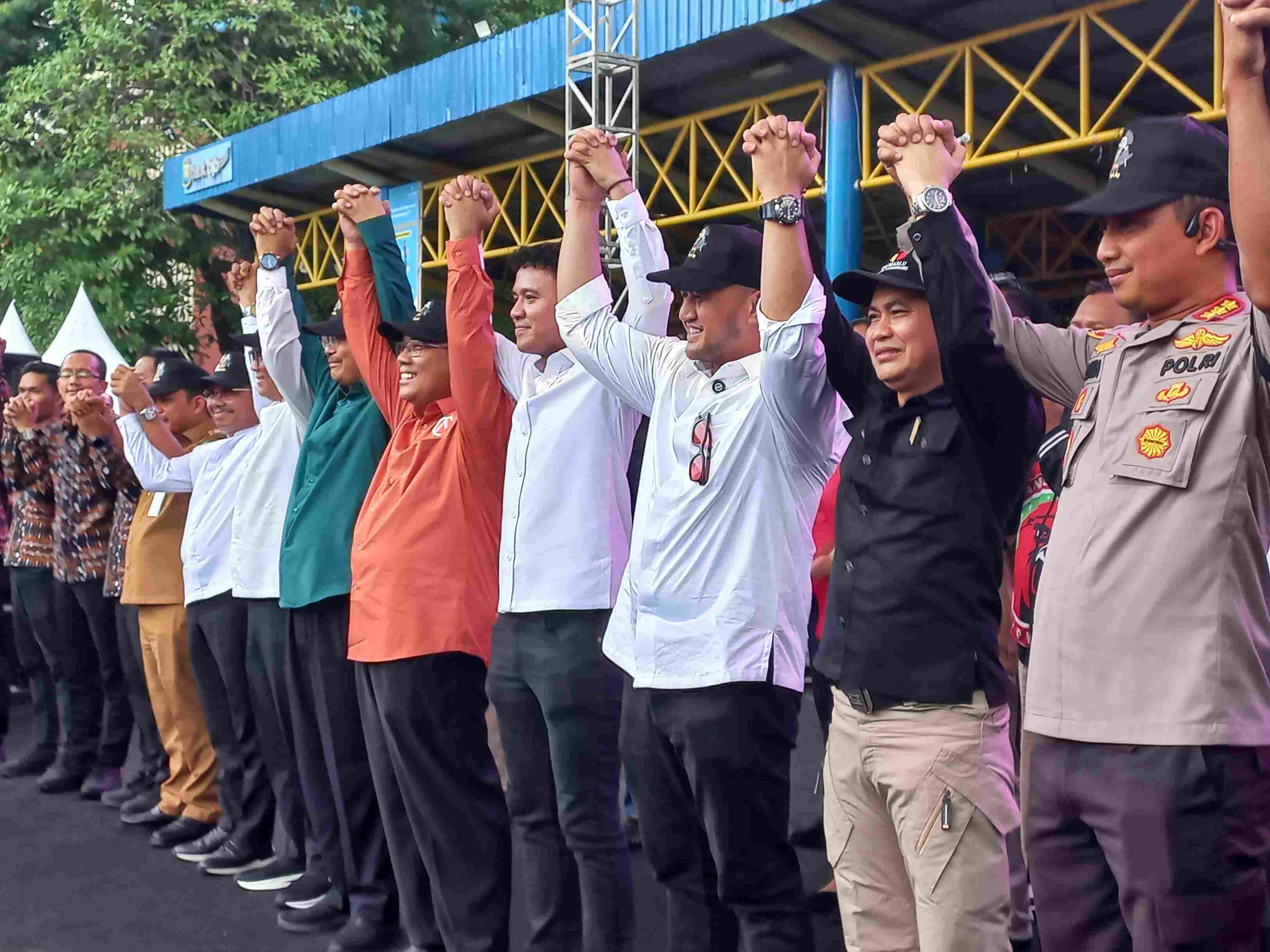 Lapangan Ahmad Yani Digoyang, Ketiga Paslon Wali Kota Tangerang Berjoget Bareng Usai Deklarasi Kampanye Damai