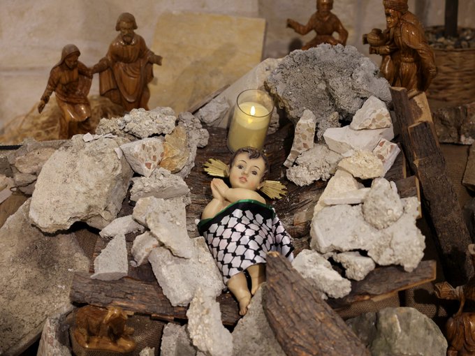 Simbolis Bayi Yesus dalam Reruntuhan Bangunan, Perayaan Natal Gereja Lutheran di Betlehem
