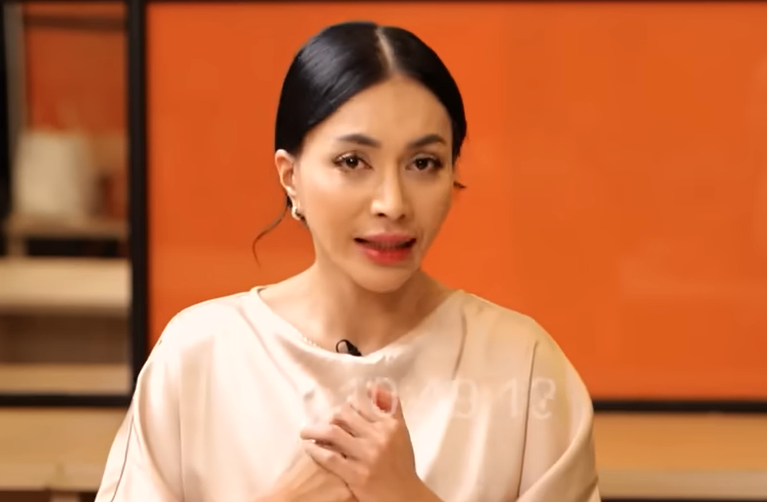 Denada Akhirnya Muncul Sambil Berlinang Air Mata, Cerita saat Hamil Ressa Anak Kandungnya 24 Tahun Silam