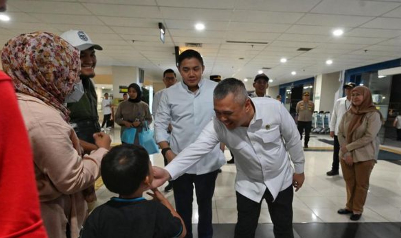 Kala Seskab Teddy dan Menhub Tinjau Arus Balik di Terminal Pulo Gebang Dini Hari