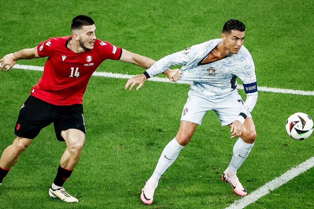 Ronaldo Dalam Bahaya:  Nyaris Kena Body Slam Penggemar Resek!