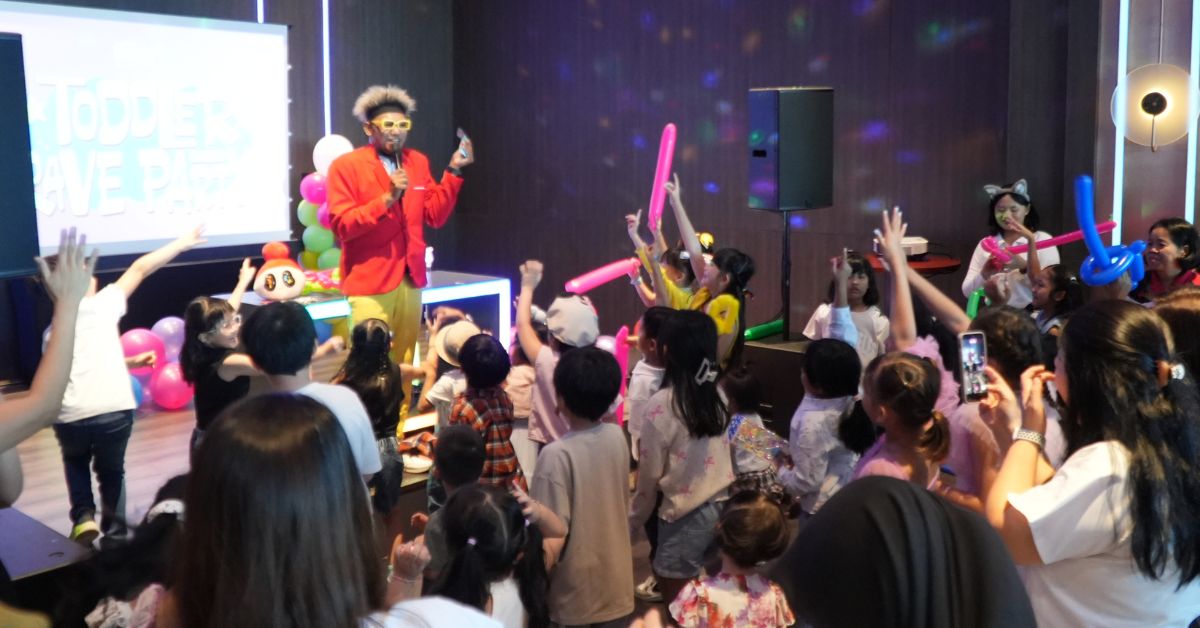 Tanpa Riasan Tebal, Badut Masa Kini Hidupkan Toddler Rave Party dengan Atraksi Sulap 