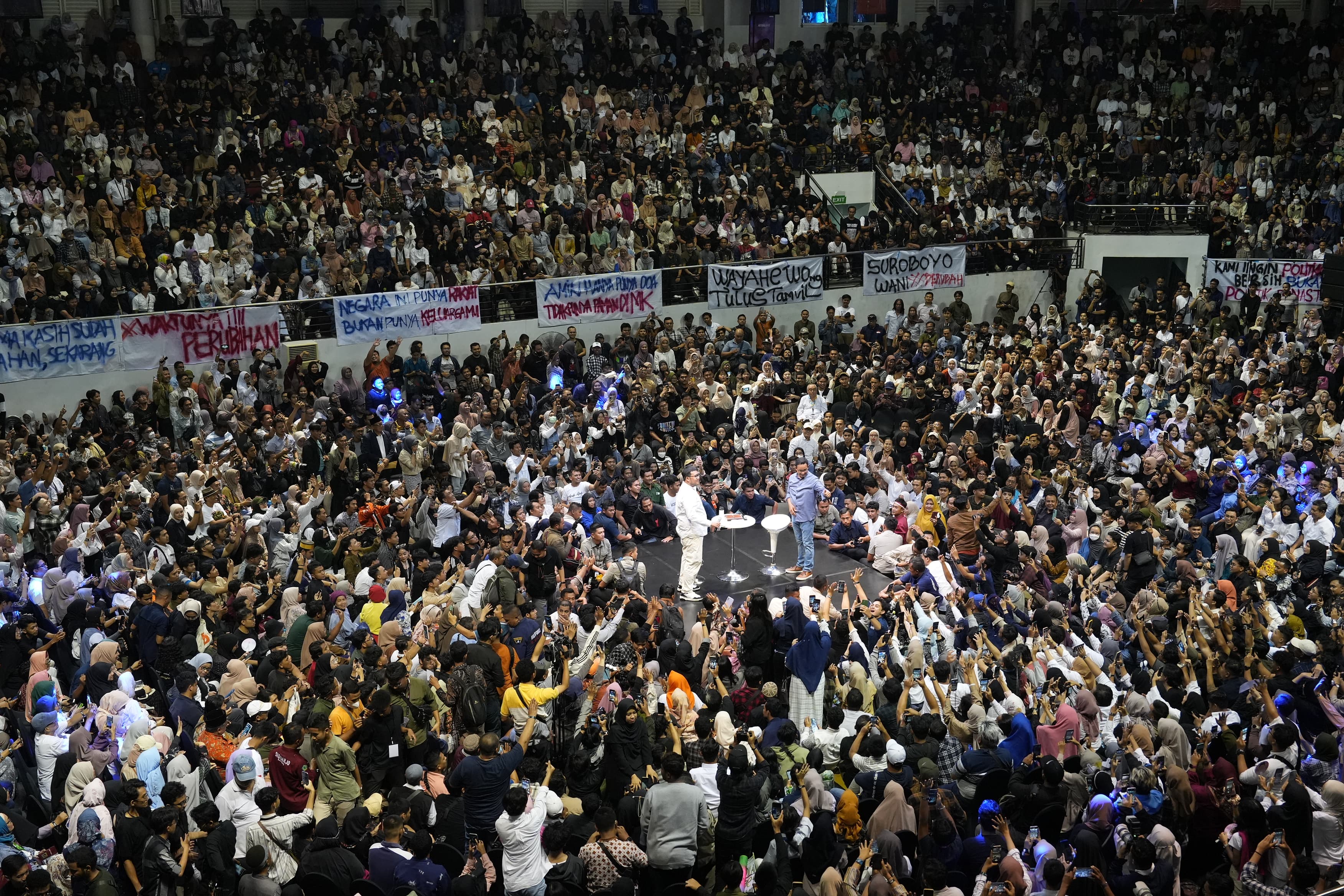 Surabaya Dahsyat! Desak Anies Final Chapter di DBL Arena Diserbu 20 Ribu Pendukung AMIN