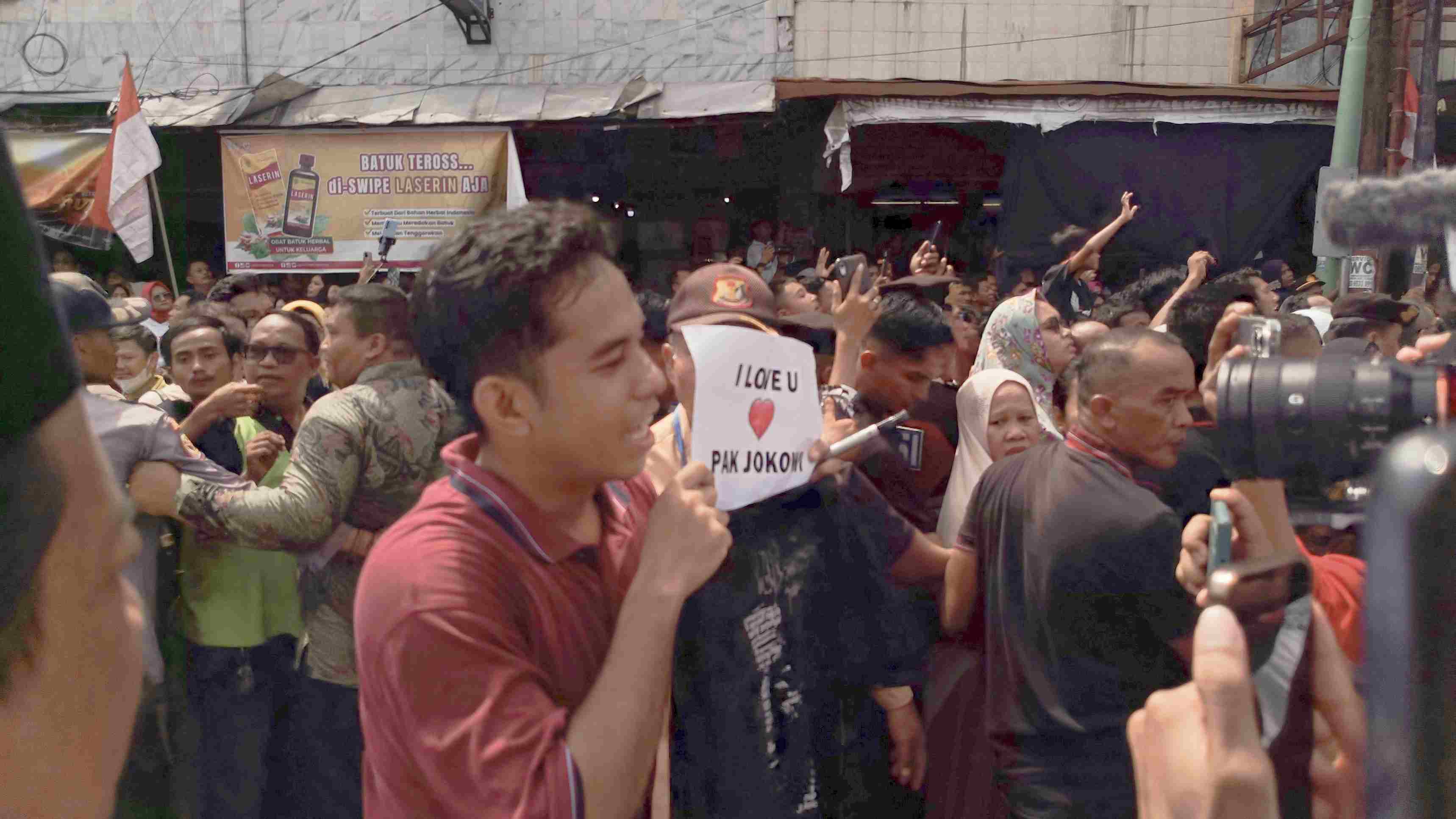 Serba-serbi Hari Lahir Pancasila di Dumai, Pria Ini Kegirangan dapat Kaos dari Jokowi