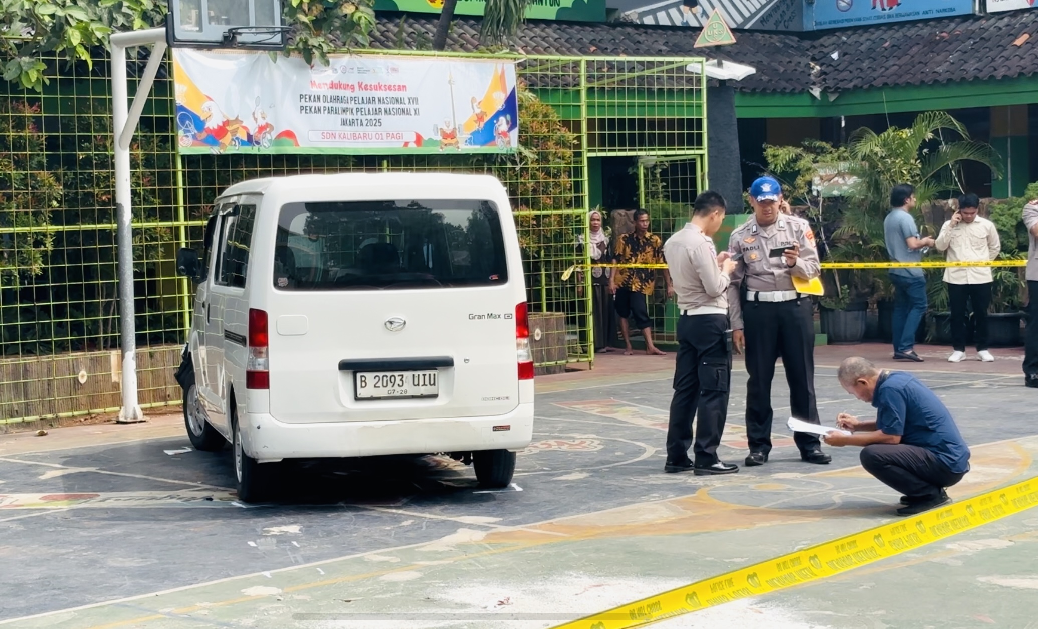 Sosok Sopir Mobil Van Putih Tabrak Siswa SDN 01 Kalibaru Cilincing di Lapangan, Korban Capai 19 Siswa dan 1 Guru