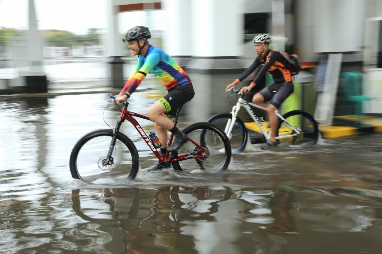 Ganjar Pranowo Cek Banjir Semarang dengan Gowes Sepeda: Kita Cek Surut Ya