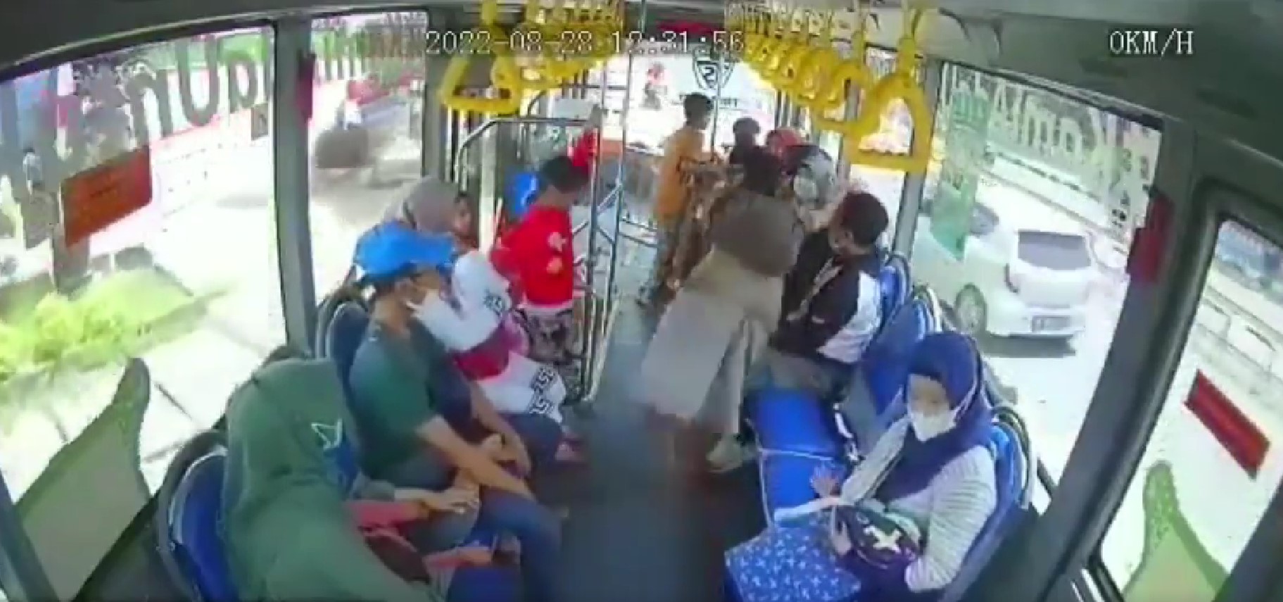 Viral Wanita Berhijab Dipukuli Pria Dewasa di dalam Bus, Ini Kata Polisi