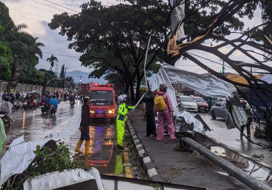 Ratusan Rumah Rusak Imbas Tornado di Bandung, Petugas BPBD Mulai Bersihkan Puing-puing